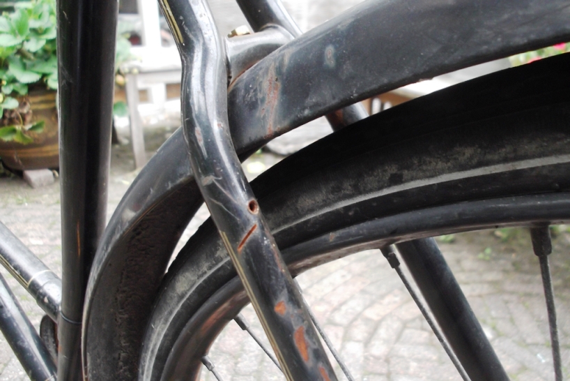 achtervork (iemand is kennelijk ooit zijn sleuteltje kwijt geraakt, maar kon wel een zaagje vinden)