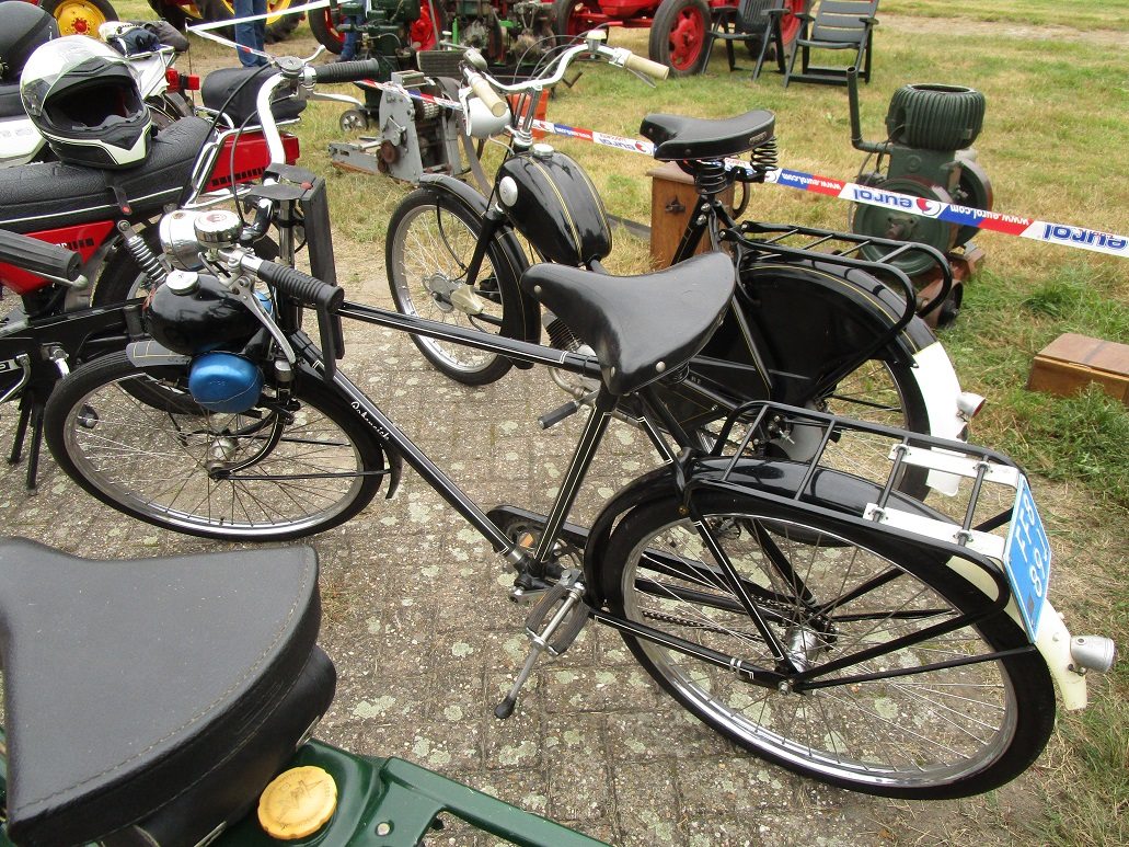 Hofmanstraat, Dagje Hellendoorn, Rabeneick fiets Berini hulpmotor, WtC 2021 S.jpg