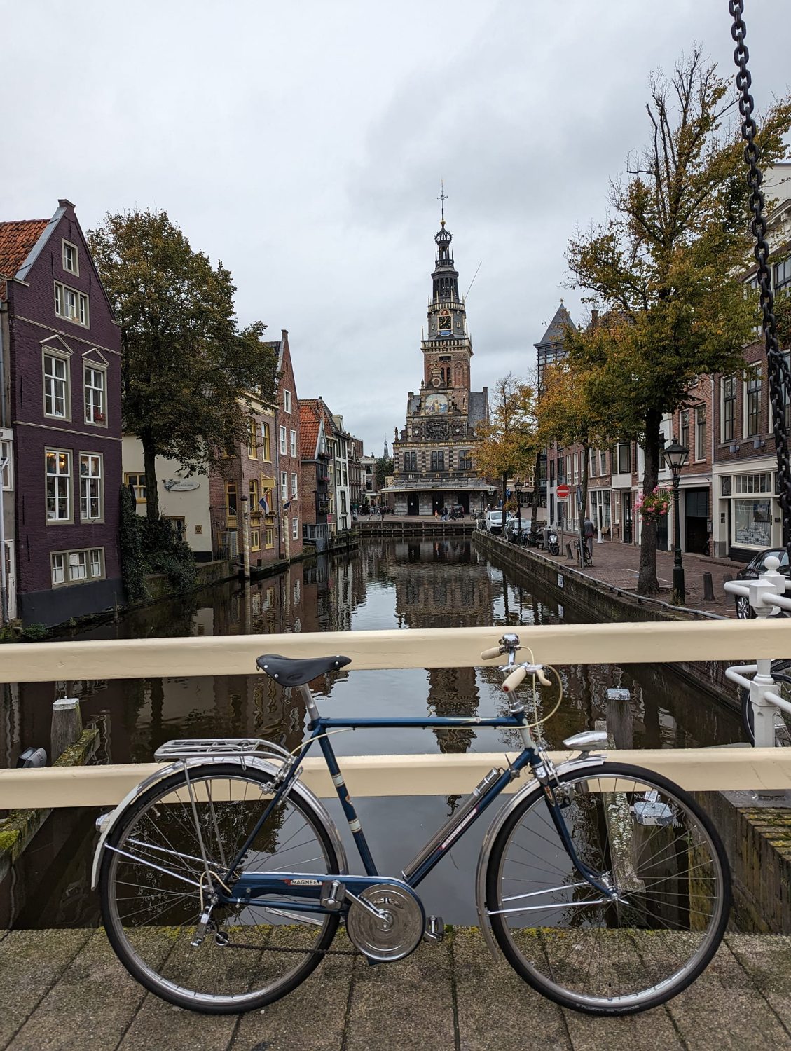 1964 Magneet Grand Sport in front of the Weigh house of the Alkmaar cheese market. FB 12-10-2023.jpg