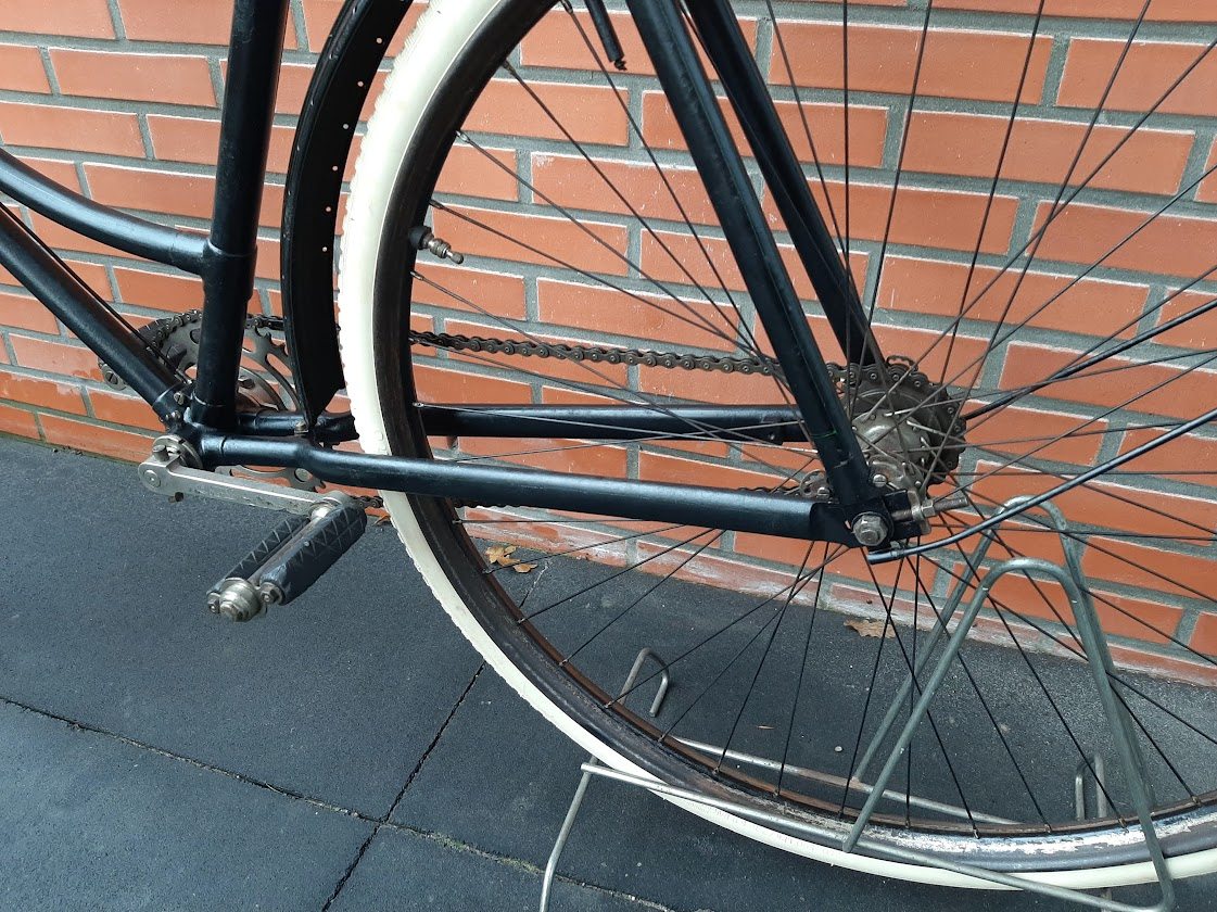 DZ 1919 gerest. achterwiel links.jpg