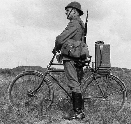 1 Cav wielrijder met  Ultrakortegolf telefoon  NSF DR-42.jpg