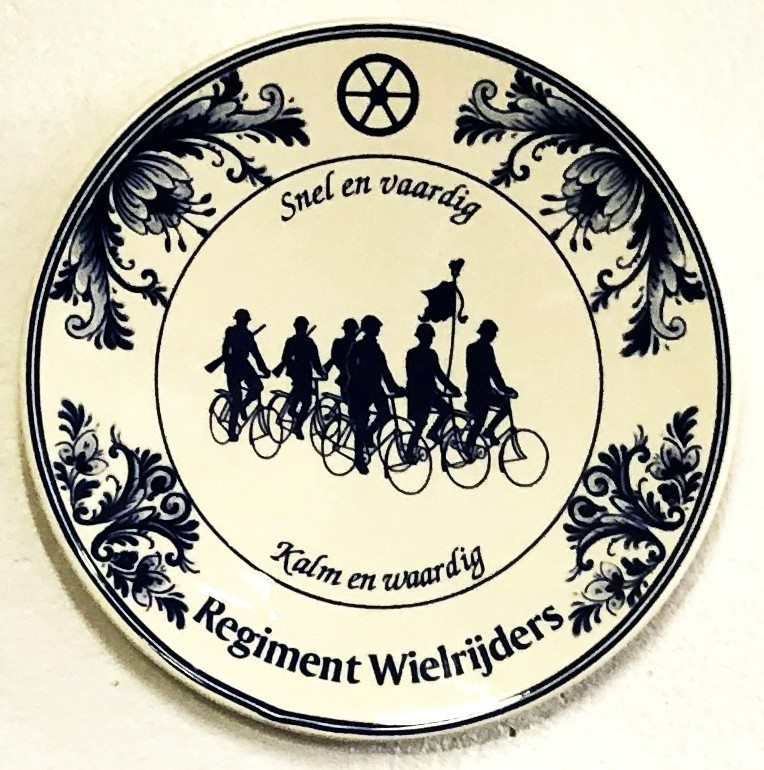 Aardewerk bord Regiment Wielrijders.jpg