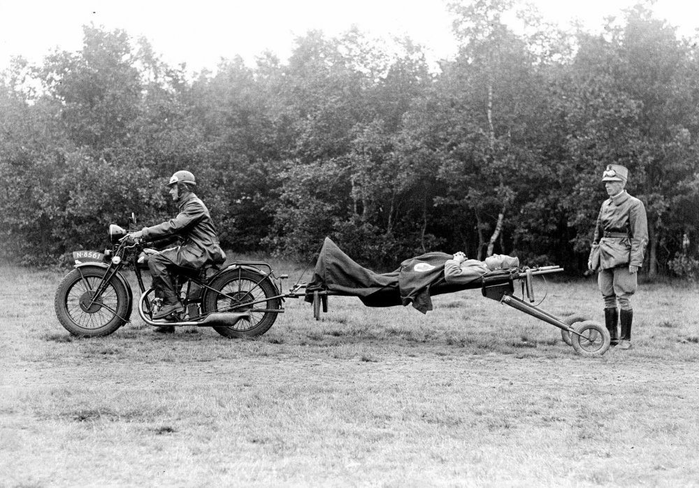 DAF rijwielbrancard in terrein test achter een motor van het regiment wielrijders.