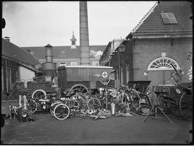 Hembrug terrein vol spullen met in het midden het veldhospik rijwiel