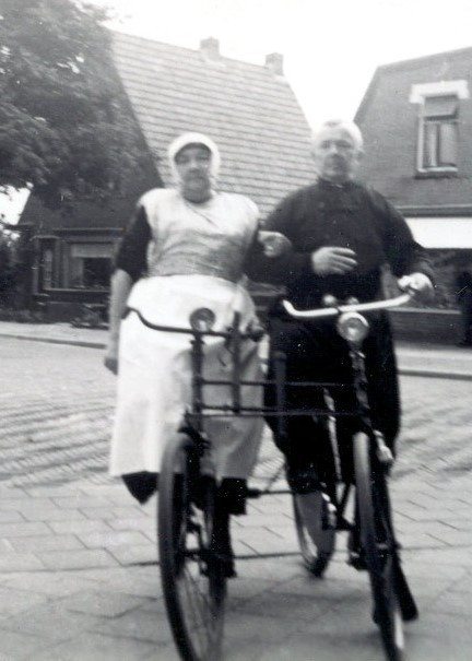 Dubbele fiets Hessel Nentjes Jannetje Post portret.jpg