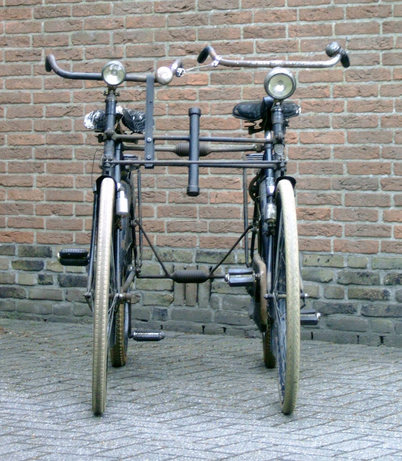 Dubbele fiets Hessel Nentjes Jannetje Post vaz bij Bolink.JPG