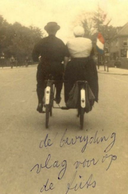 Dubbele fiets Hessel Nentjes JPost bevrijding vlag kleur portret.jpg