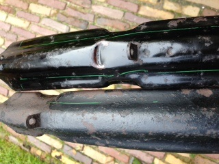 Processtap 4: Uitvoeren werkzaamheden - Voorspatbord na Owatrol en Achterspatbord voor Owatrol (wel al wasbenzine en 000 staalwol). Als je goed kijkt zie je ook dat het onderste gedeelte van het achterspatbord is overgespoten. Bij de biezen van het voorspatbord heb ik ook mijn vraagtekens. Zijn de 'uitschieters' bij de inkepingen normaal?