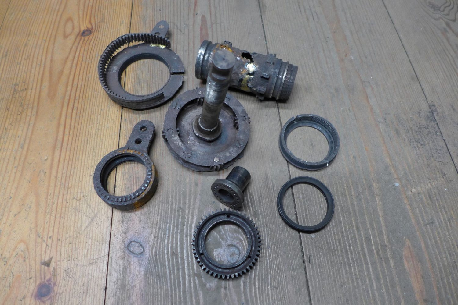 overzicht van de naaf in onderdelen.JPG