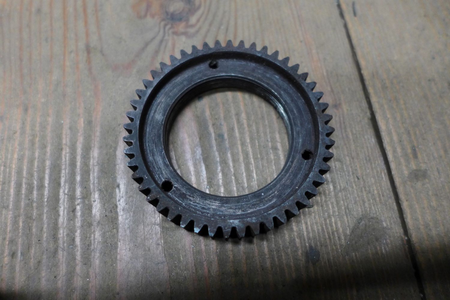 zonnewiel moet aan de naaf geschroefd zijn.JPG