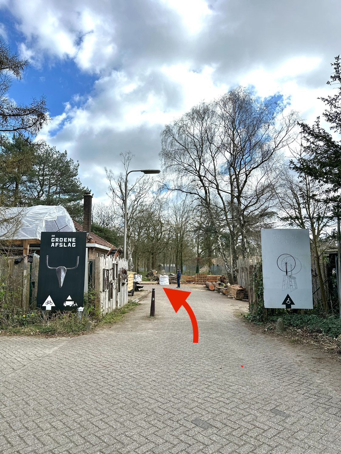 entree van het terrein.jpeg