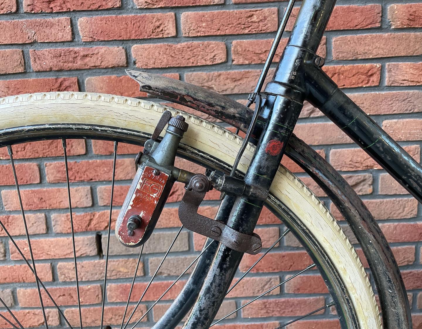 De vroegste Fongers dynamo van begin jaren ‘30 met rood schildje