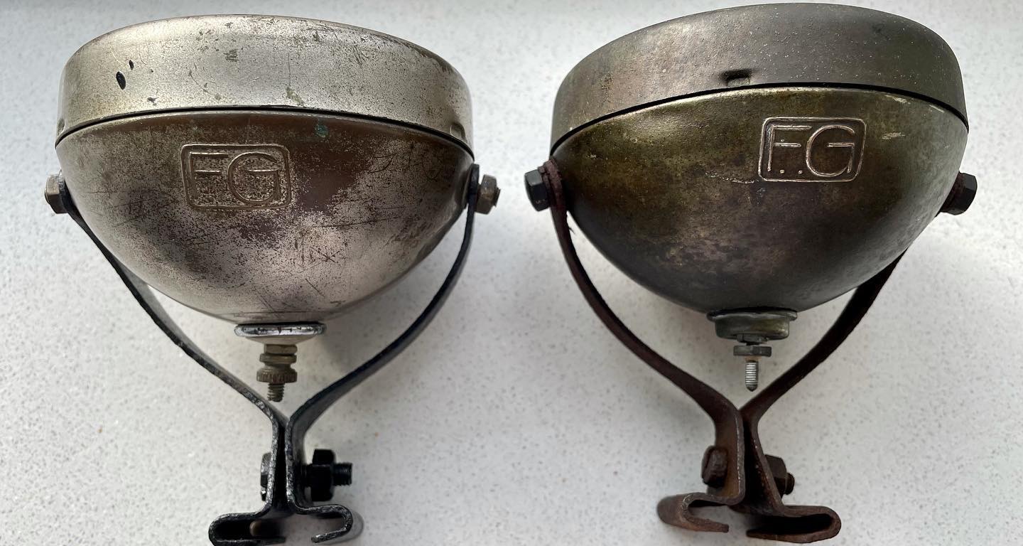 Twee van de vroegste Fongers koplampen (deze kom je zelden tegen, de nieuwere met een ‘tuitje’ aan de achter zijde zie je vaker)