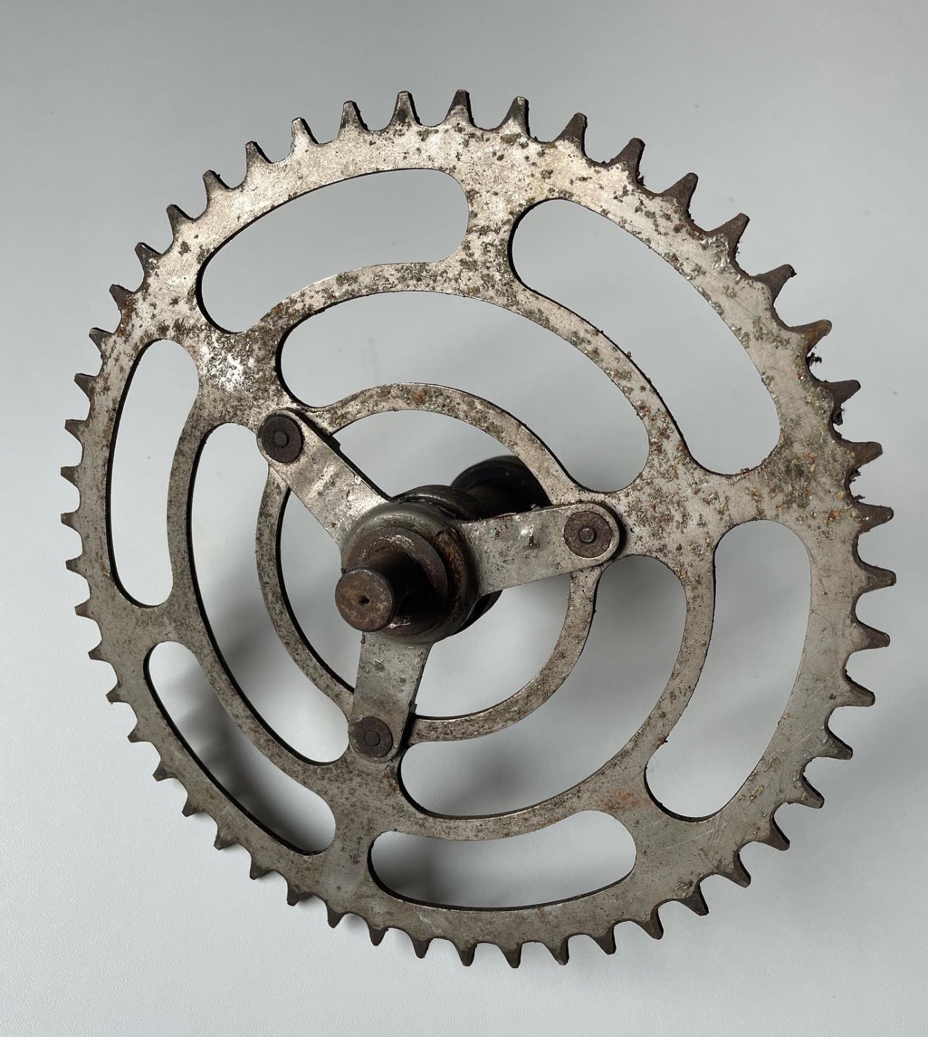 Een vernikkeld Fongers kettingwiel (driepoot)