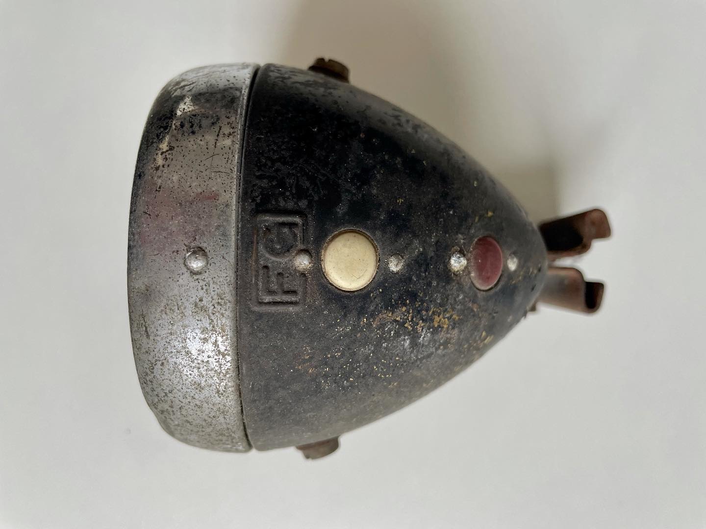 Een onaangeroerde Fongers koplamp van eind jaren ‘30 in Weer en Wind