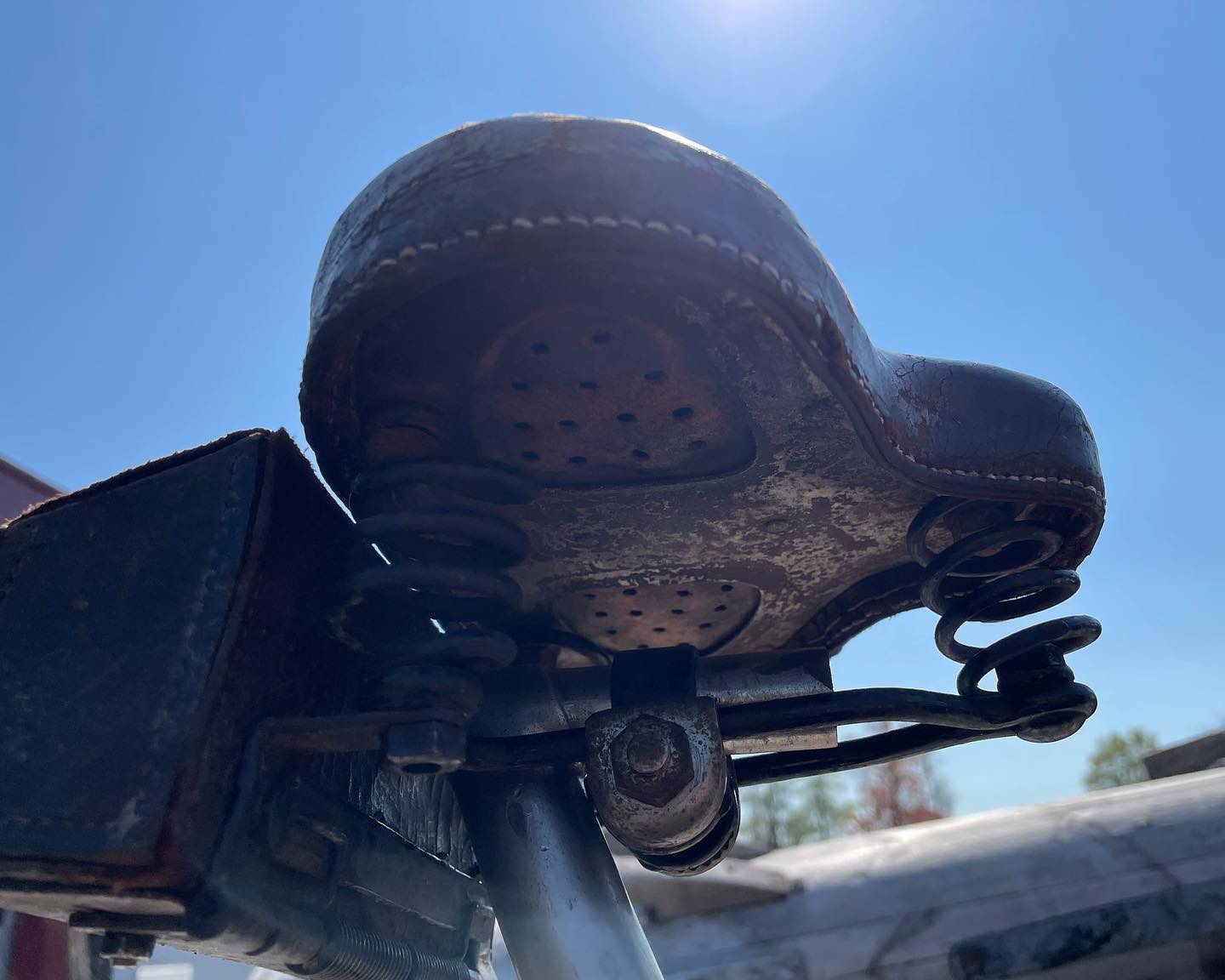 Een Fongers hygiënisch zadel met stalen onderplaat