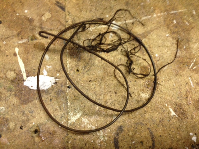 Je komt nog eens wat tegen als je je achtertandwiel eens goed bestudeerd. Veters en draden kende ik maar een stukje staaldraad is nieuw!