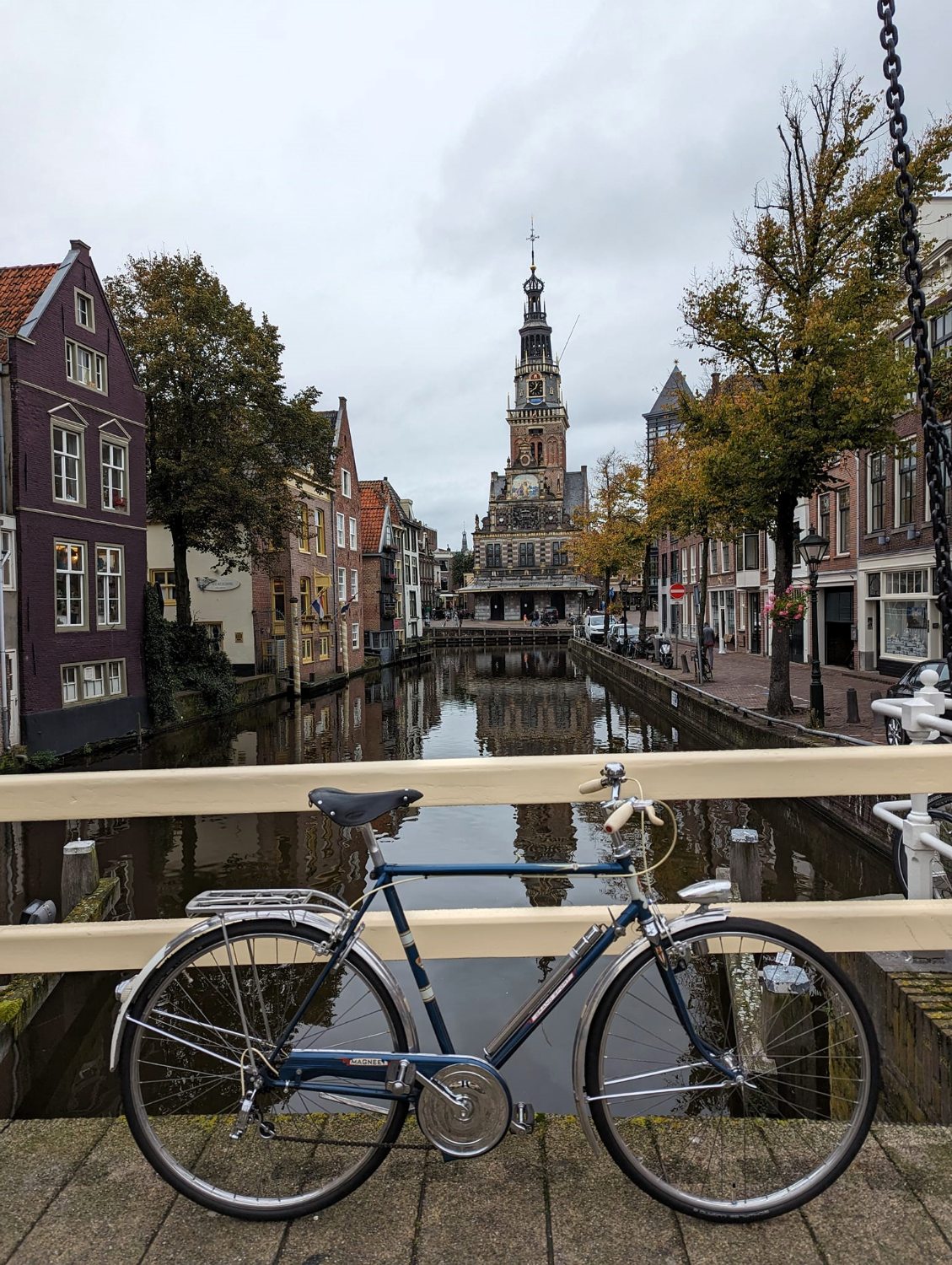 1964 Magneet Grand Sport in front of the Weigh house of the Alkmaar cheese market. FB 12-10-2023.jpg