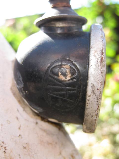 FAKO achterlicht (een vóór foto, inmiddels is de verf verwijderd). Meer informatie over de achtergrond van dit lampje kwam ik tegen op Rijwiel.net: http://www.rijwiel.net/koot_n.htm