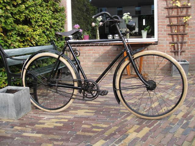 De huidige stand van zaken! In de vervolgstappen zal ik de wielen eens nader onderzoeken. Deze zijn niet recht. Ik heb een mooie gietijzeren wielrichter op de kop getikt die hier hopelijk een bijdrage aan gaat leveren.