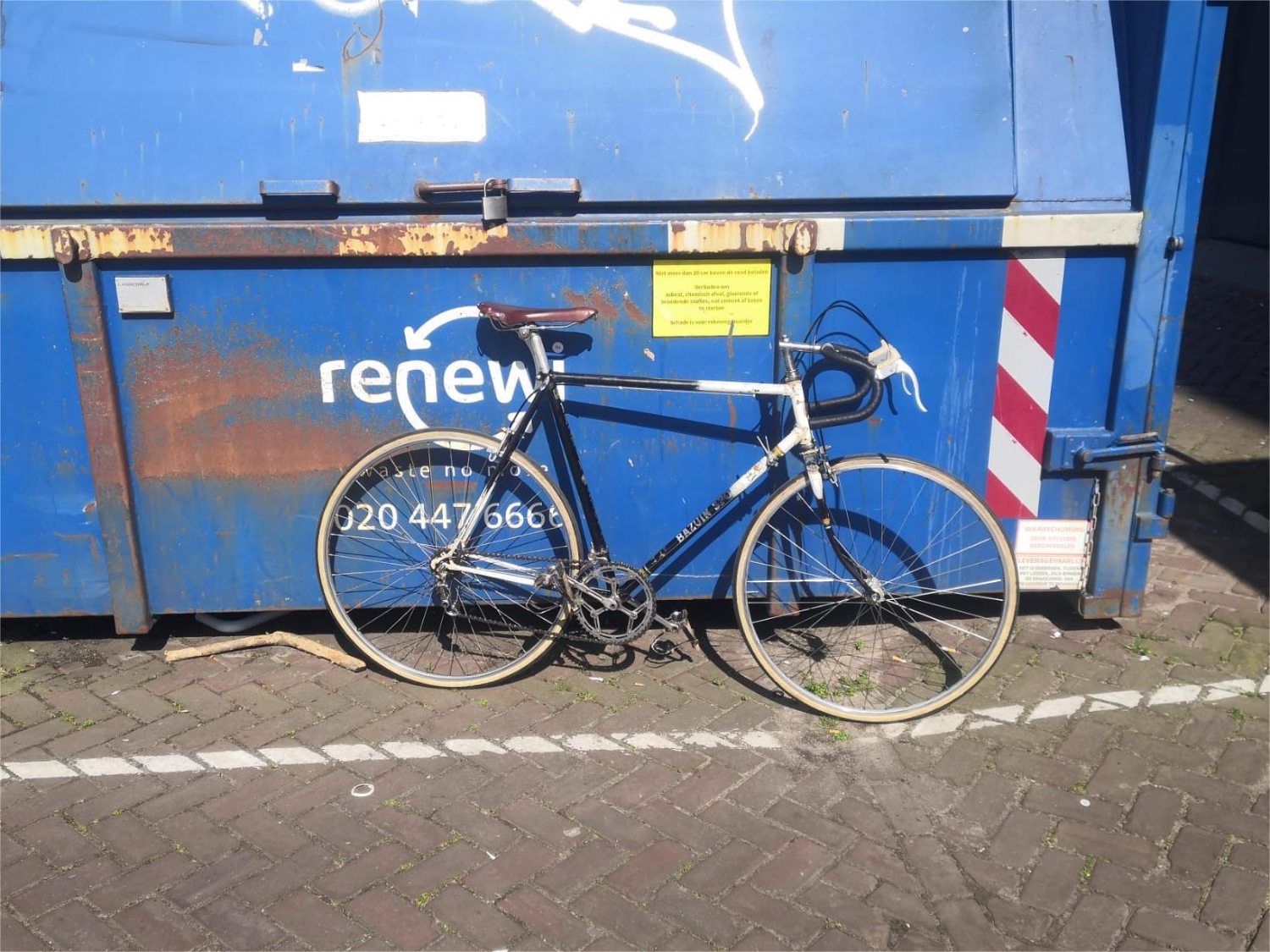 Tegen container met toepasselijk logo