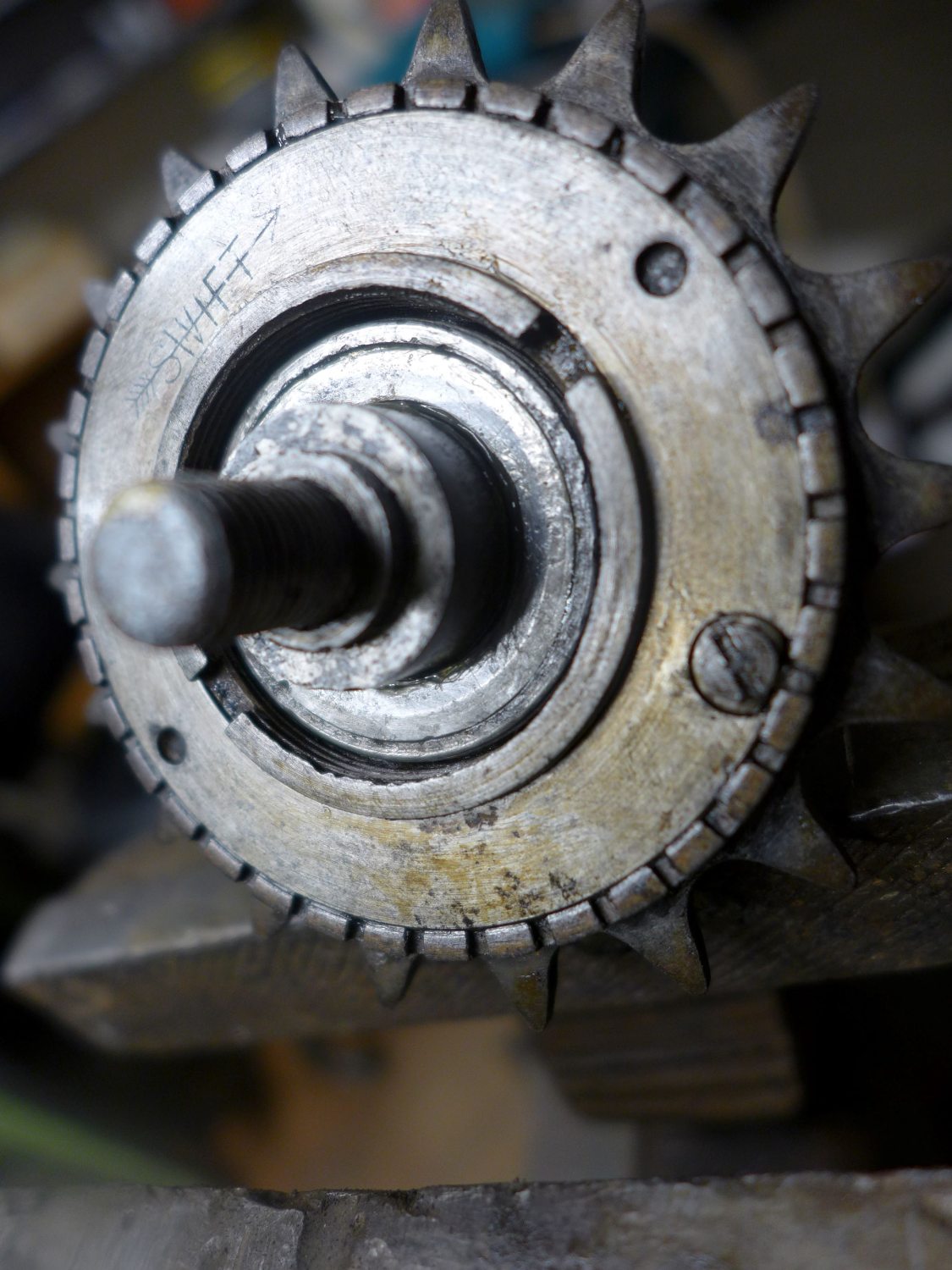 Fixatie door middel van schoefje,ring met uitsteeksel en ''kantelen'' rondom de lagerplaat