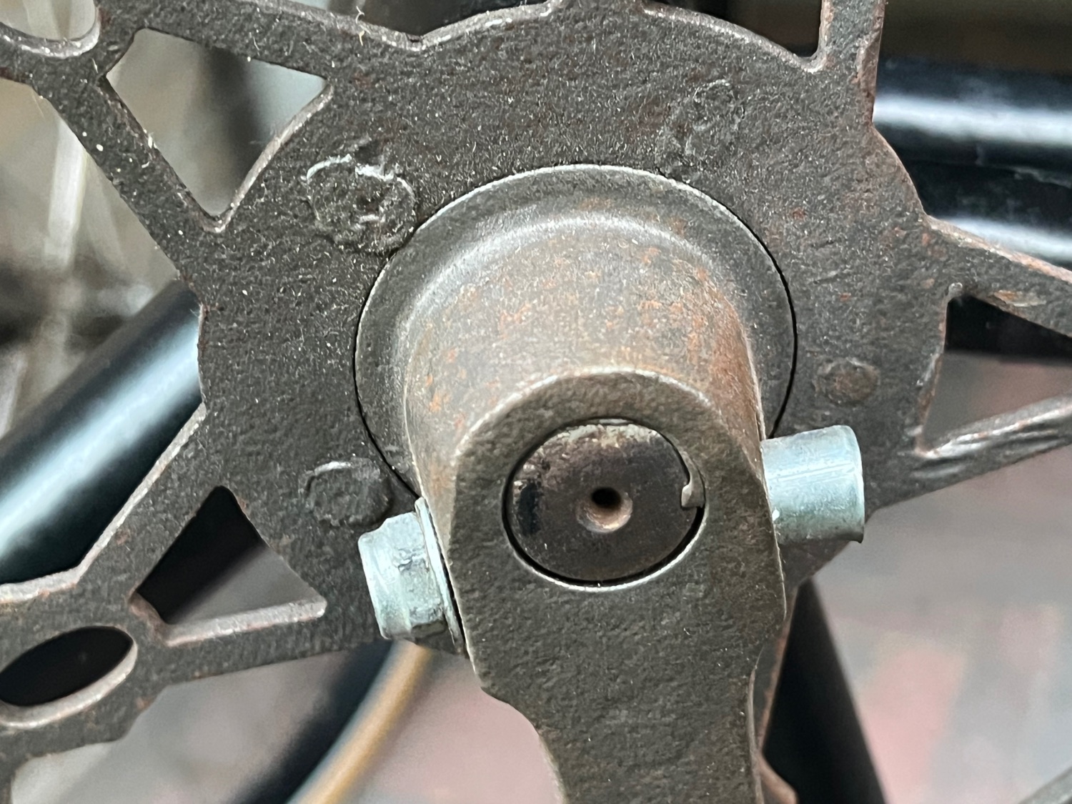 Er zit geen klinknagel onder de crank.