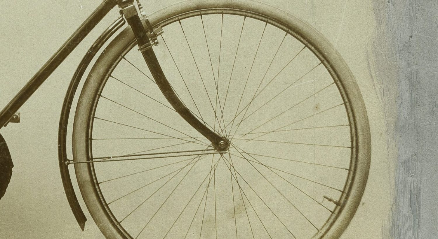 velgplaatje helemaal voor in het wiel. Twee klinknageltjes te zien tussen spaak 3 en 4 vanaf ventiel.