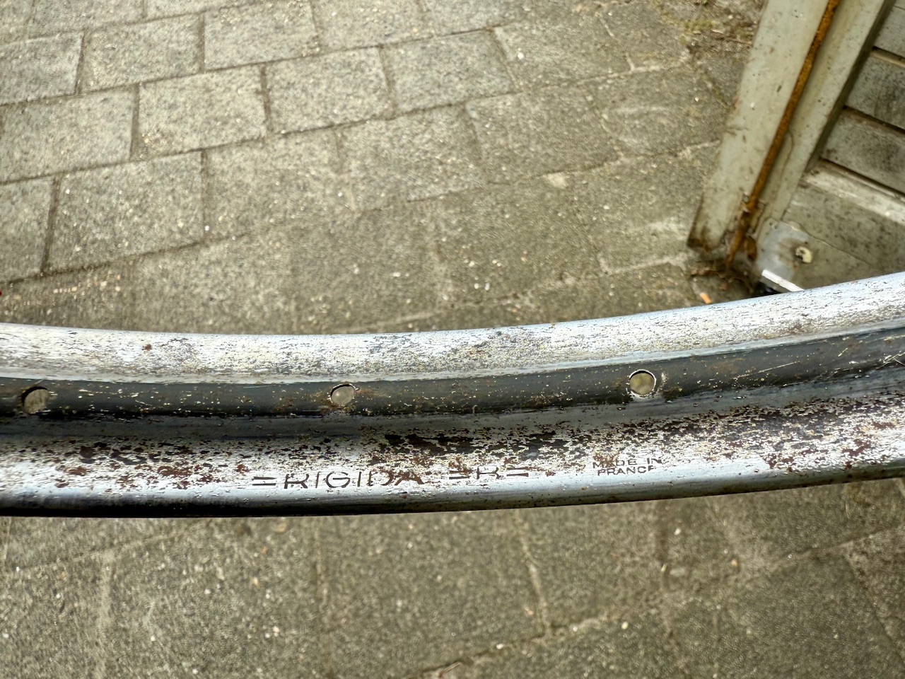 Rigida merknaam in de velgrand