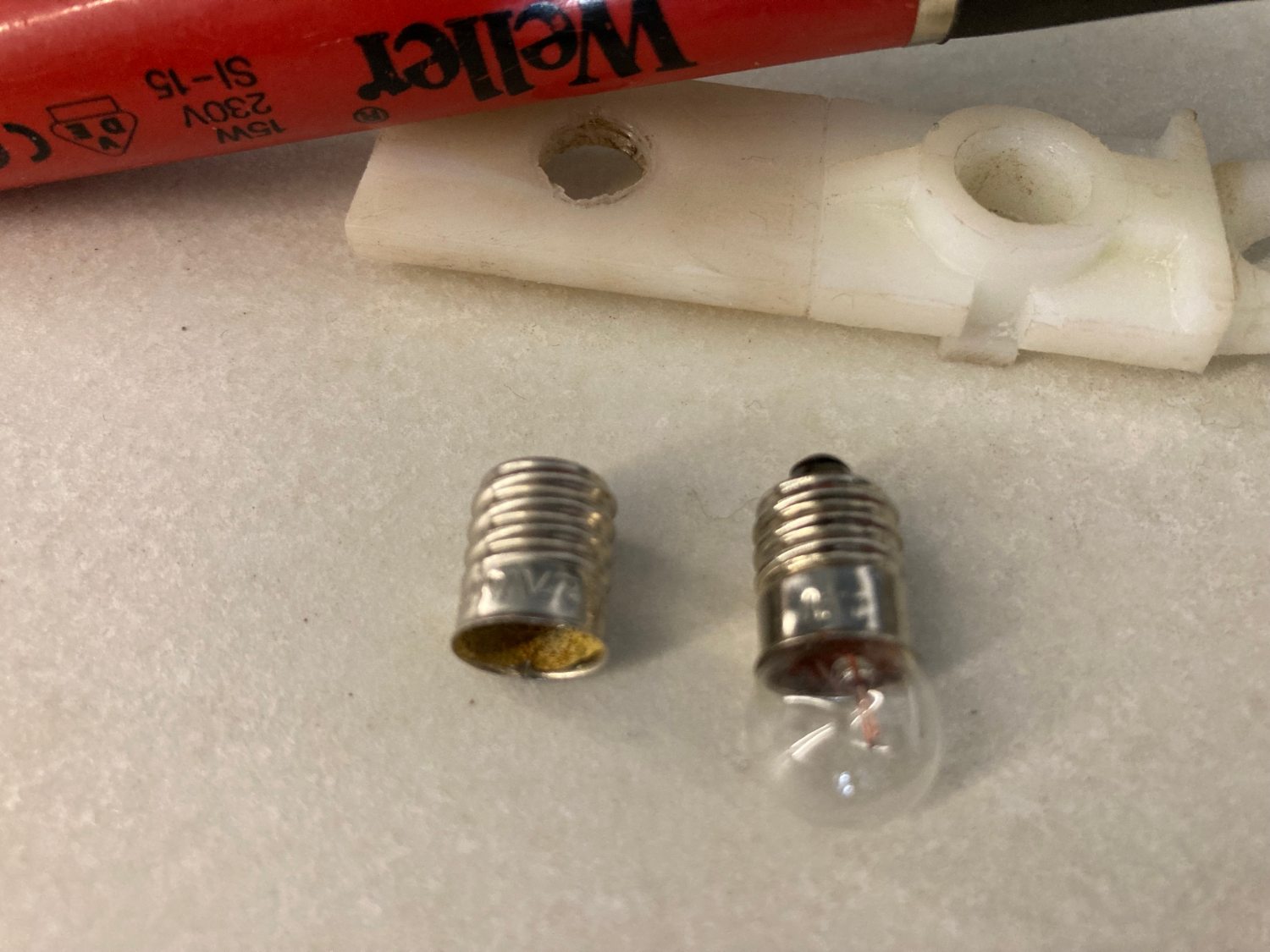 The E10 lamp base is used for thread cutting