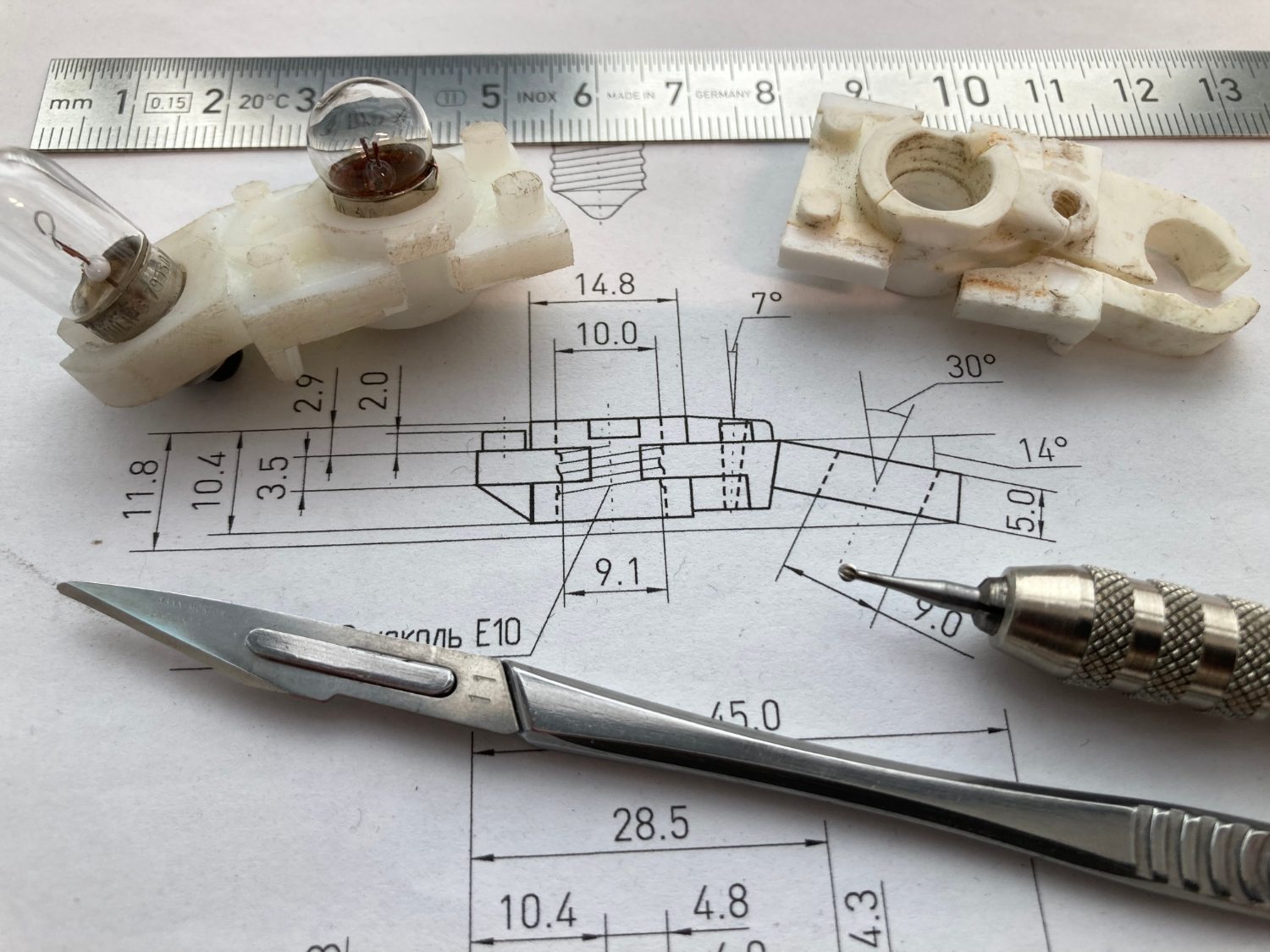 Lamp holder with screwed bulb