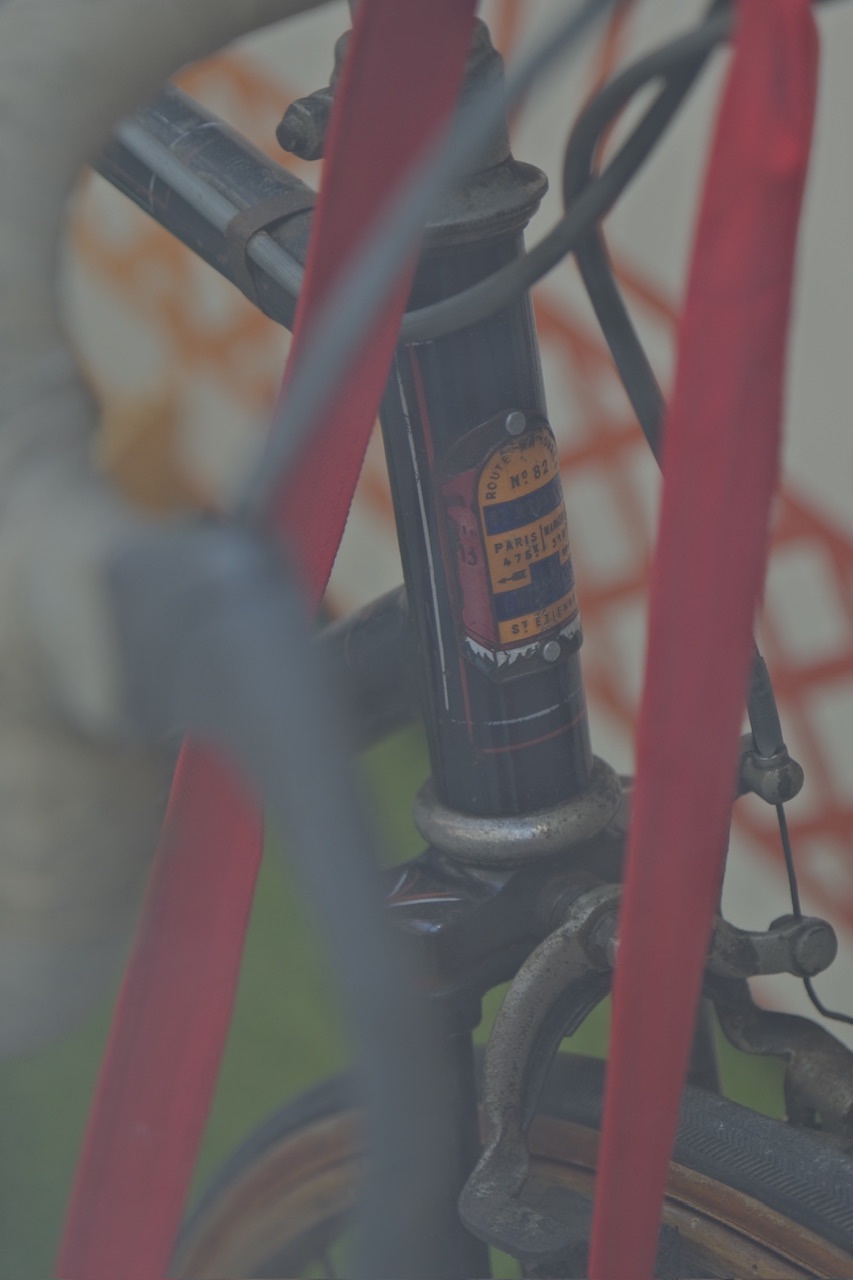 Balhoofd plaquette ‘Route national - Marseille - Parijs’, waar is dit van? Het hoort niet op de fiets zo aan de nieuwe nagels te zien.