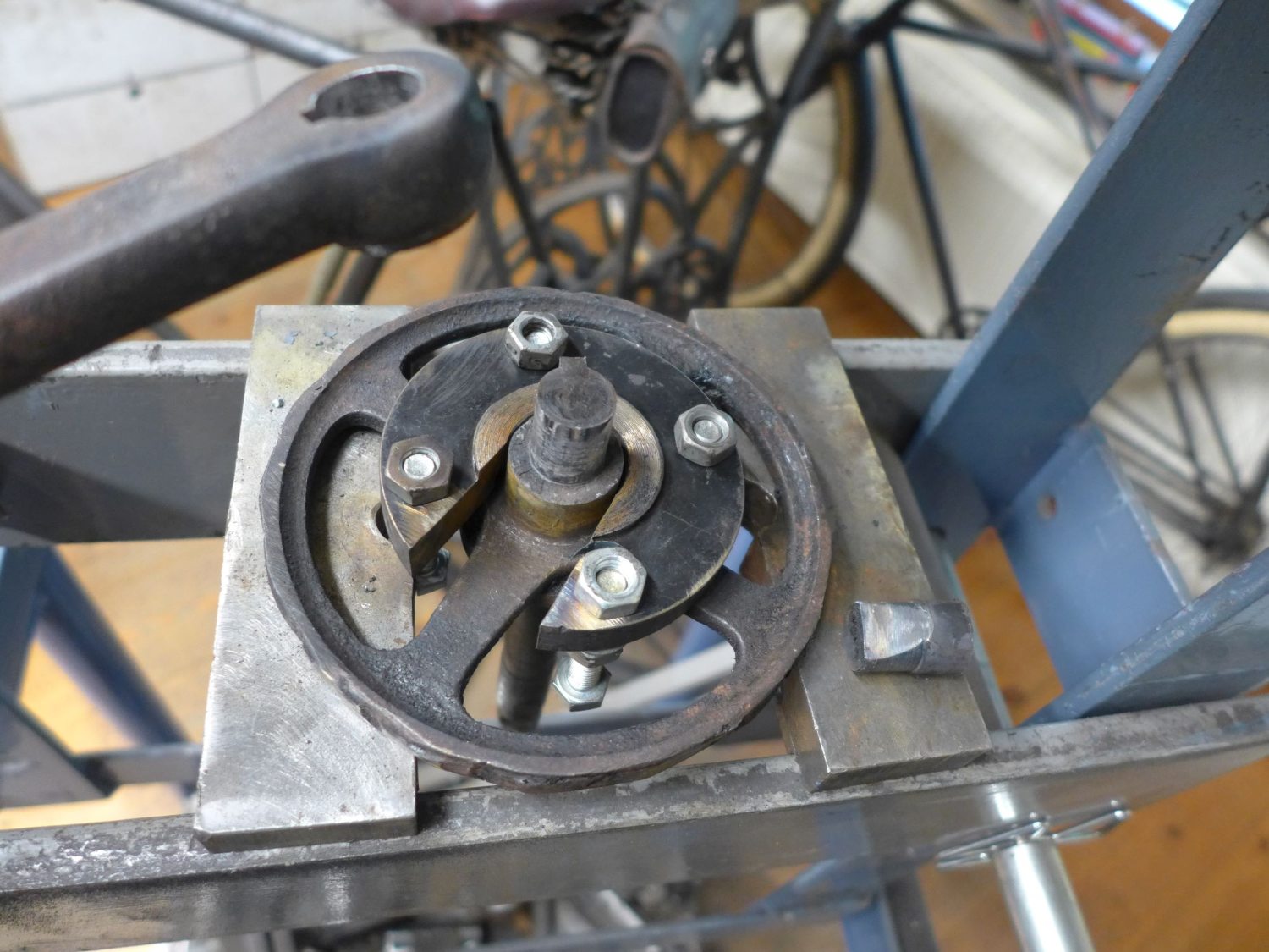 Tandwiel onder de pers