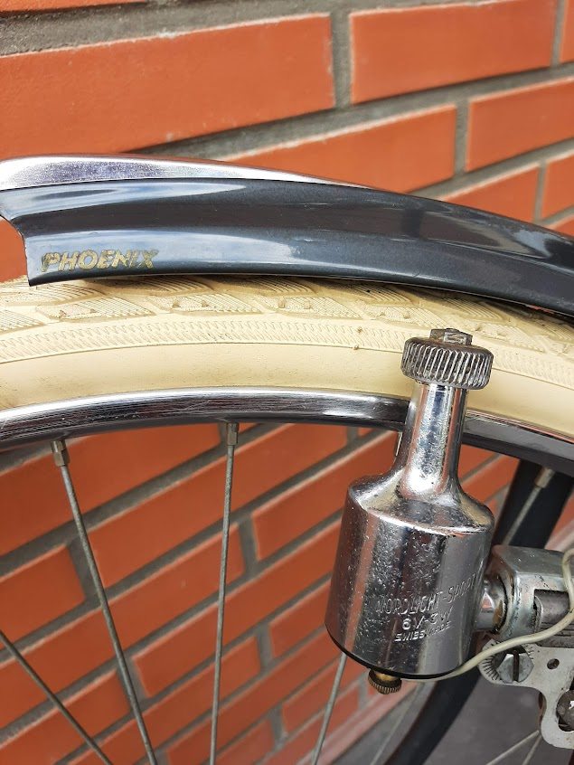 Phoenix 1958 voorspatbord en dynamo.jpg