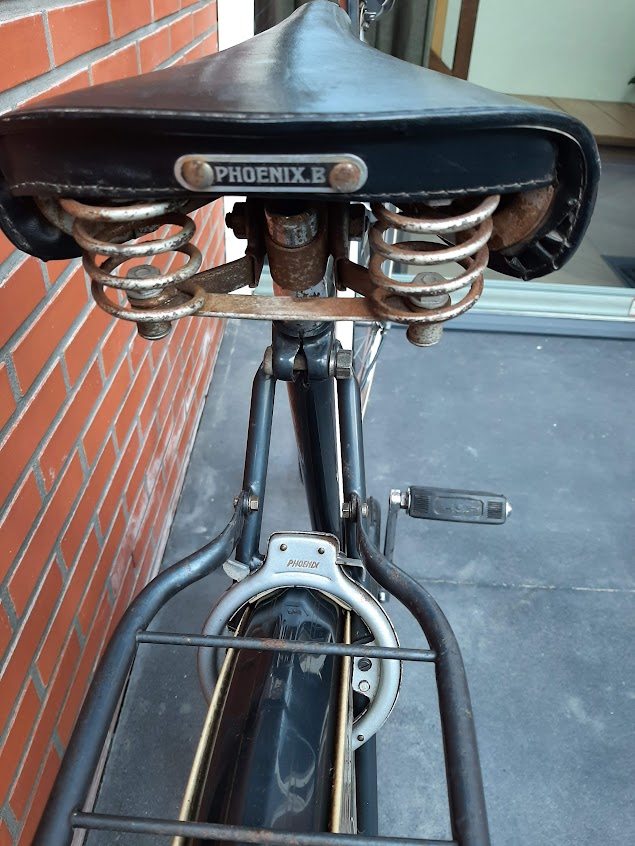 Phoenix 1958 zadel en slot.jpg