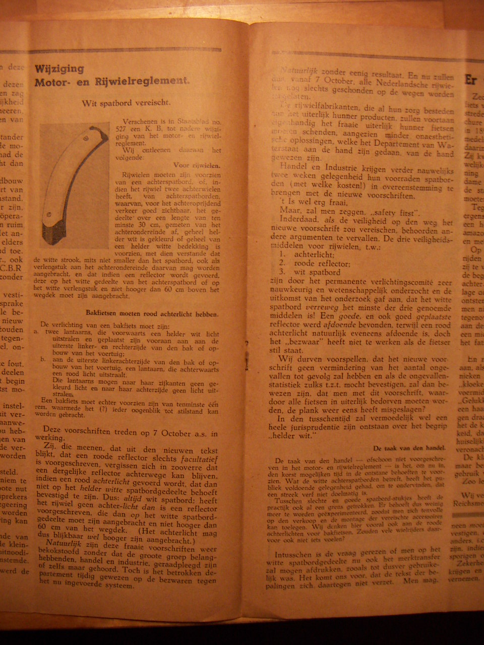 Het verplichte witte achterspatbord