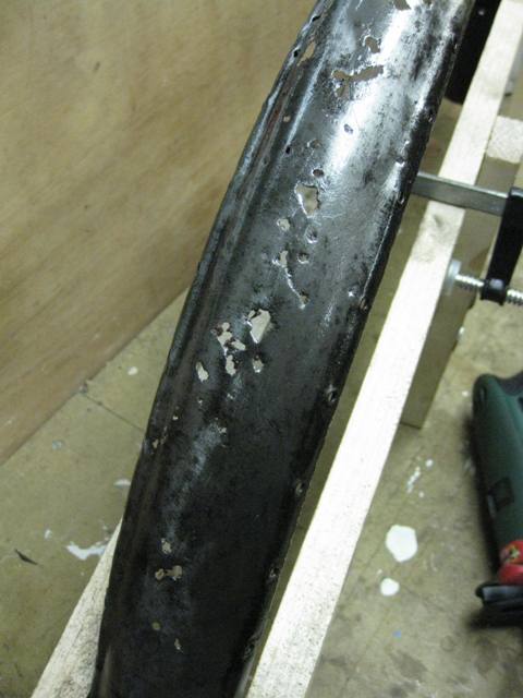 Ondanks de gaten is het scherm op zich nog voldoende stevig te noemen en wat mij betreft dus een restauratie waard. Wie heeft goede tips?