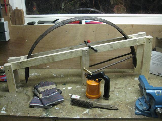 Met een gasbrandertje en een staalborstel heb ik vrij vlot en zonder alle troep die je van verfafbijtmiddel krijgt de verf en de lak verwijderd