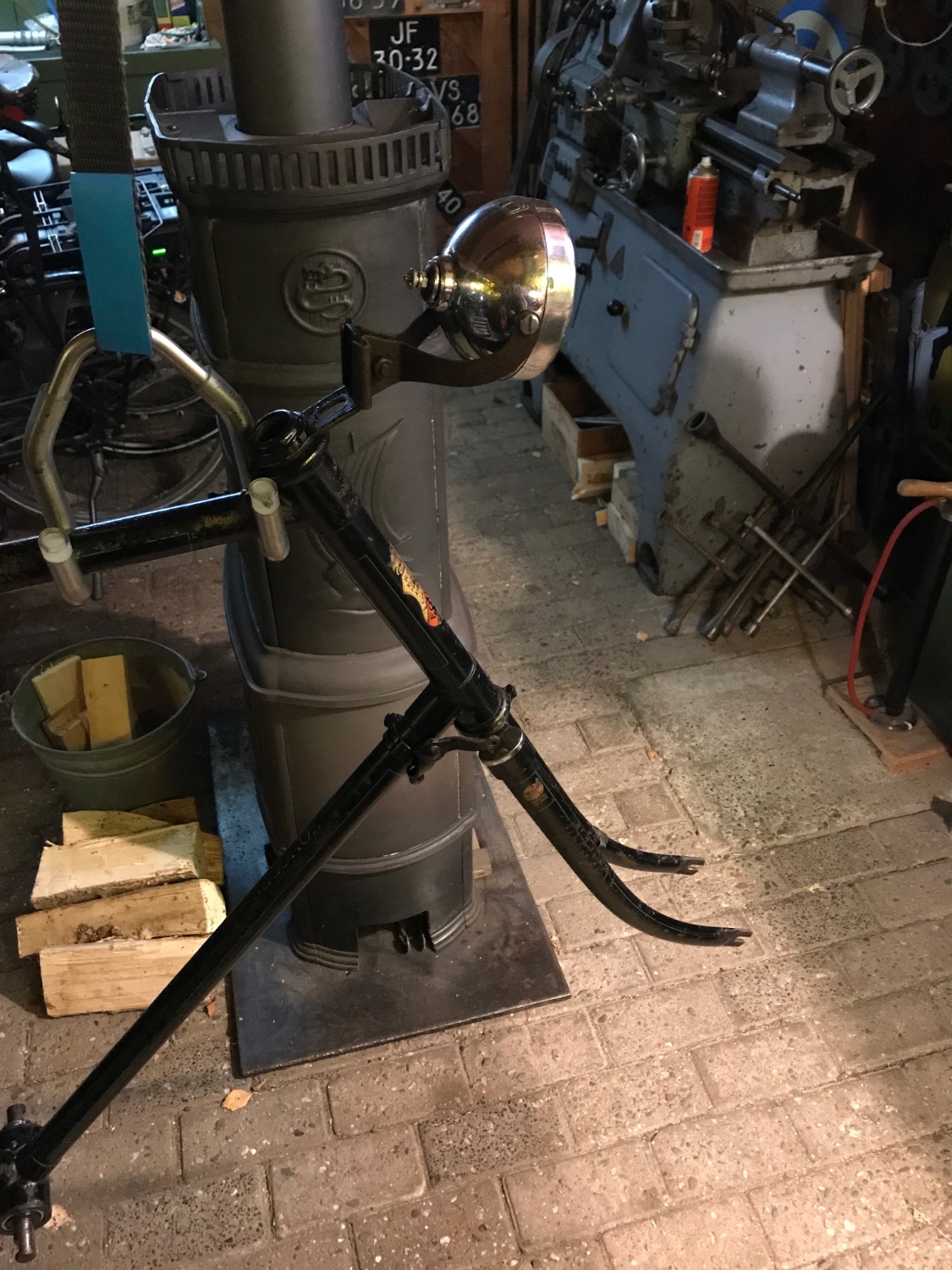 Voorvork en koplamp gemonteerd