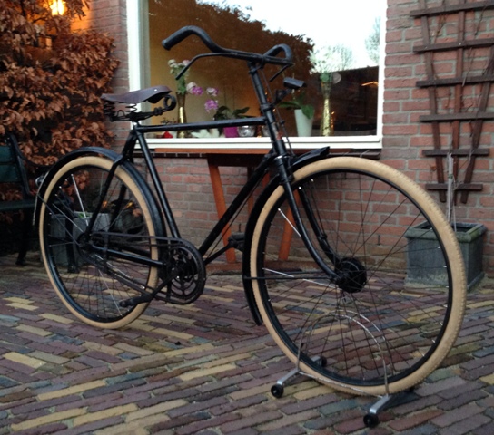 Eindstatus 2013; Optische aanpassingen minimaal, wel weer een rijklare, stevige fiets! Ik heb voor de 'time being' een verduisteringskoplampje geplaatst.