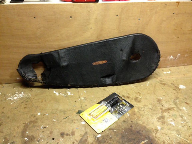 Nog te repareren lakdoek en 2 componenten lijm voor het repareren van de celluloid