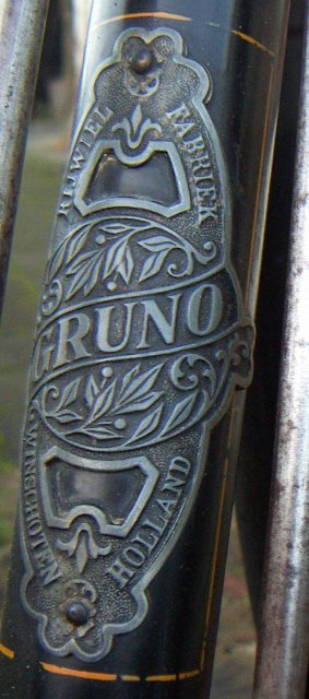 Gruno balhoofdplaatje op een damesrijwiel van rond 1920