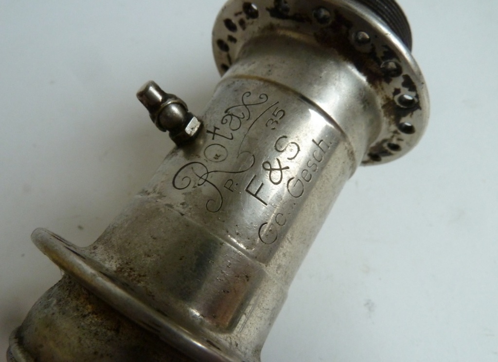 Via Google gevonden voorbeeld van een Rotax F&amp;S achternaaf