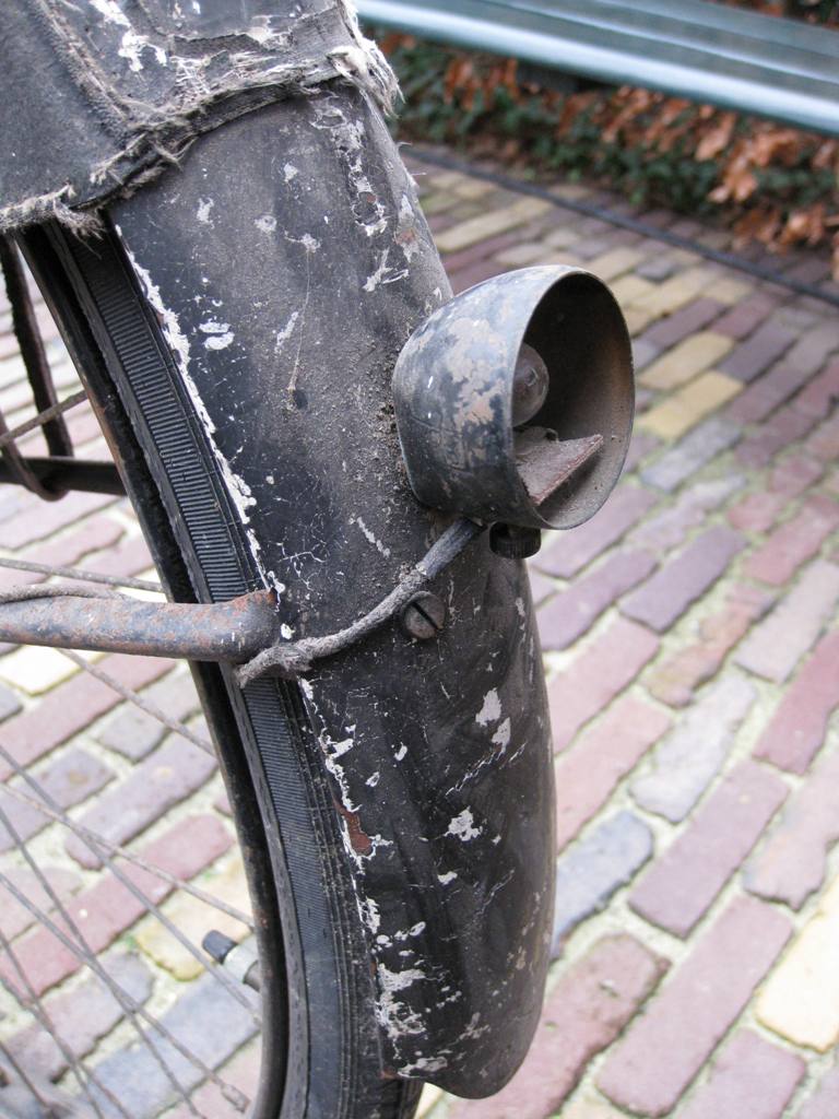 Achterspatbord lijkt bij het onderste gedeelte wel ooit wit te zijn geweest. Kapje zou volgens de verkoper van koper zijn.