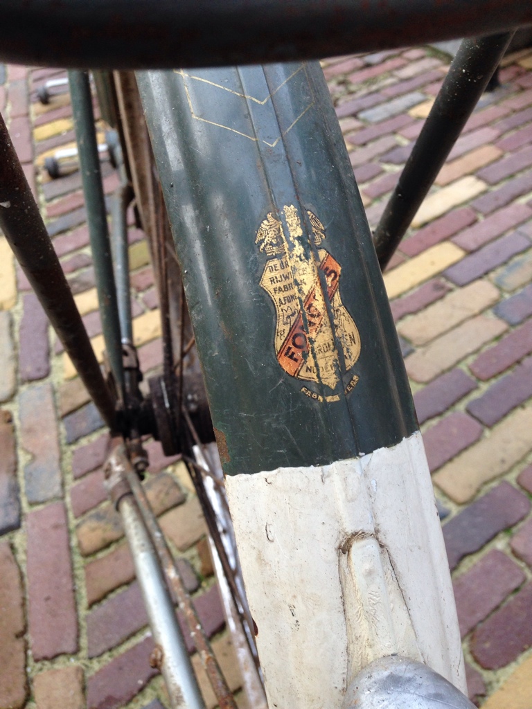 Achterspatbord met Fongers transfer en zwarte kring waar het originele Fongers achterlicht heeft gezeten (hier heb ik reeds een vervanger voor)