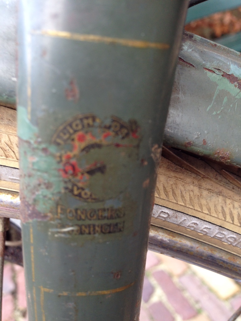 Daar waar de verf afgesprongen is, is de voorvork verbogen. In het verleden is dit enigszins bijgewerkt.