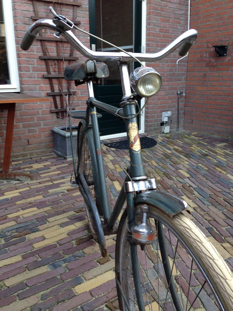 De dynamo en de koplamp zijn nog origineel en van Fongers