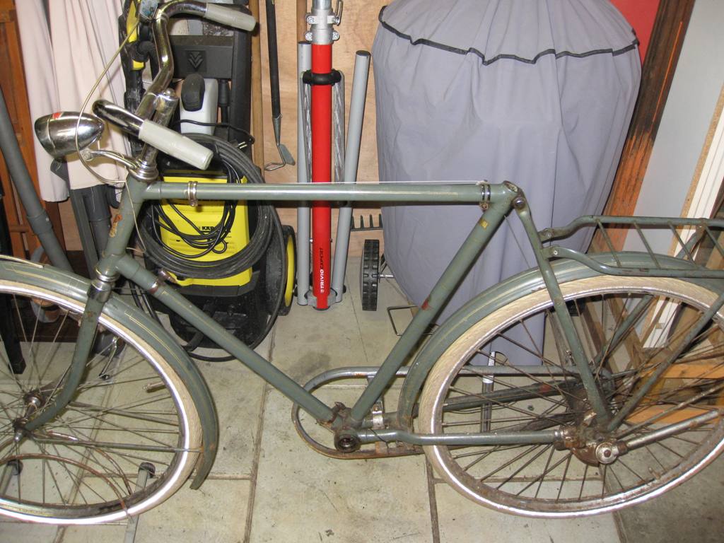 Eerst zadelpen verwijderen met zadel er nog aan...