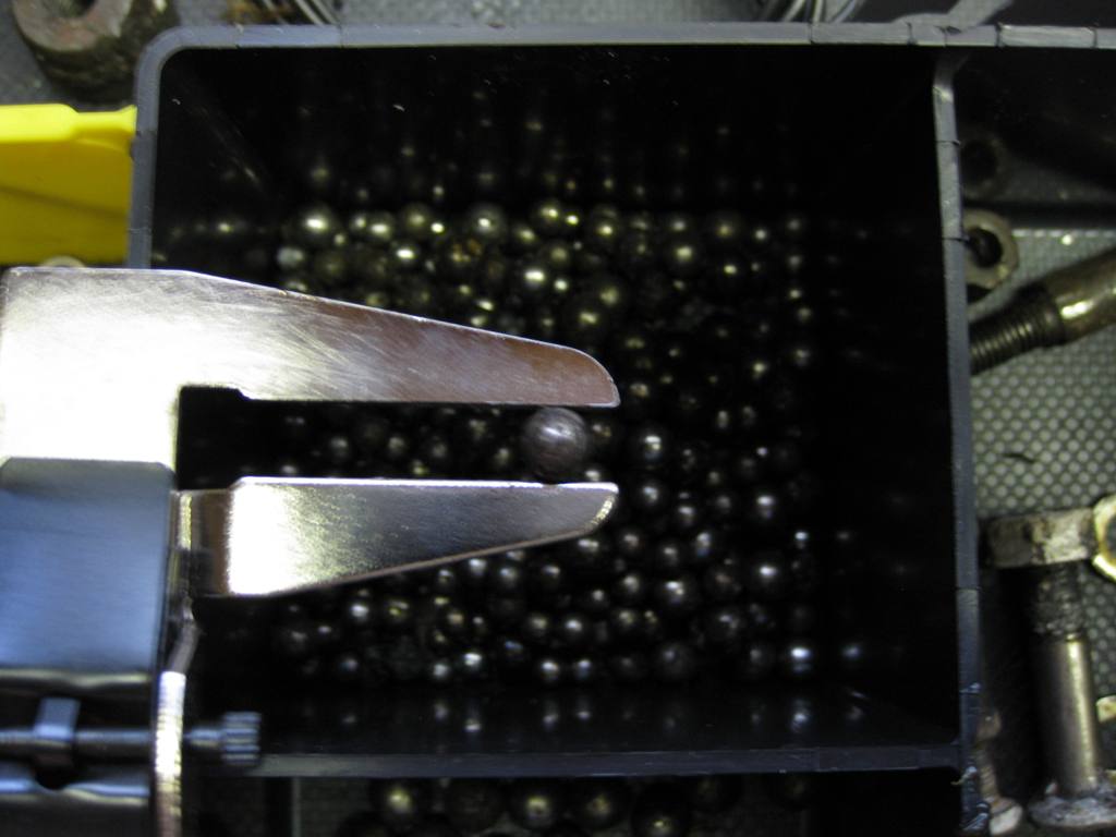 Door te checken of de kogellagers die je op reserve hebt vervolgens ook tussen de schuifmaat passen weet je of je de juiste maat te pakken hebt.