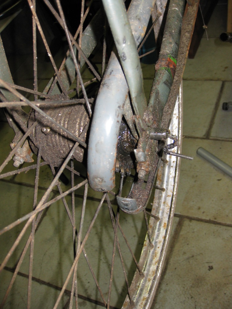 De fiets was op sommige plekken aardig bedekt met een laag vuil en vettigheid.